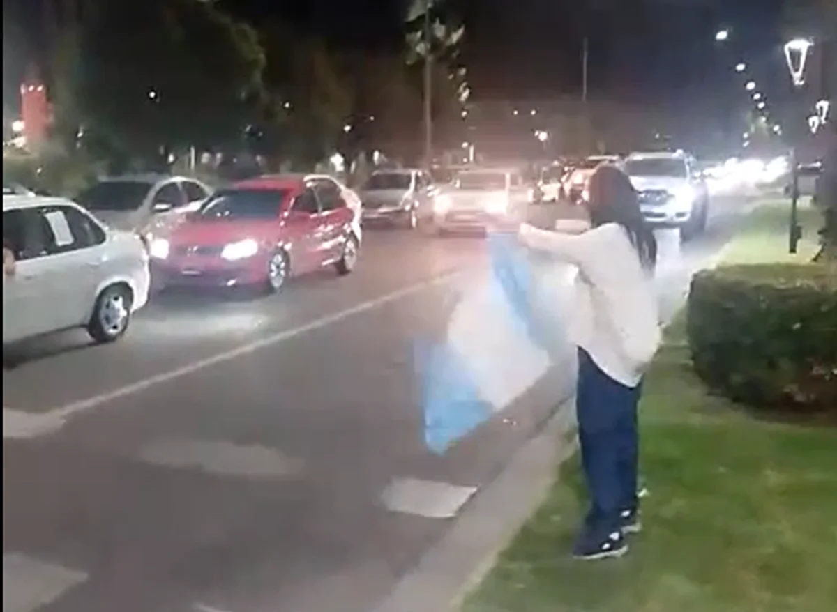 Masiva caravana de vehículos en rechazo a la gran penitenciaría que propone el Gobierno provincial en la ex Colonia Penal