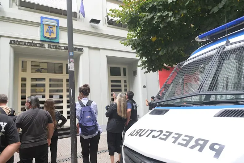 Allanaron la AFA por la mansión de Pilar: millones, testaferros y el fútbol en la mira de la Justicia