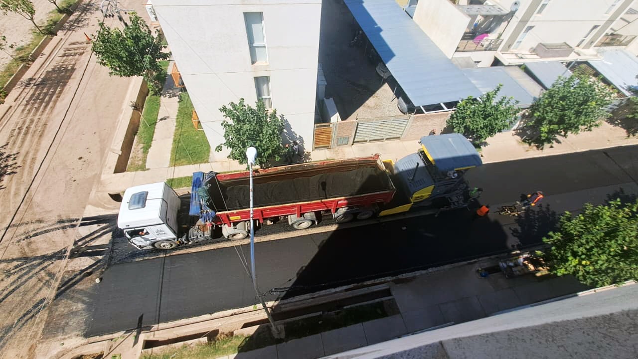 El asfalto avanza en San Rafael: el Plan Municipal llegó al barrio Procrear