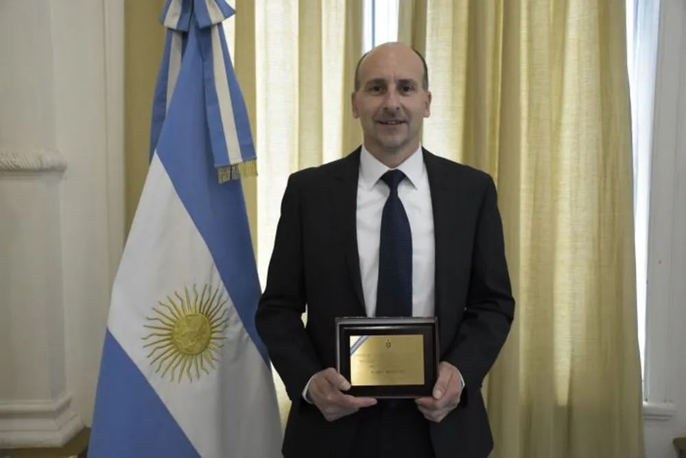 De “Maestro Ilustre” a una condena mínima: indignación por el fallo contra el docente acusado de acosar a una alumna